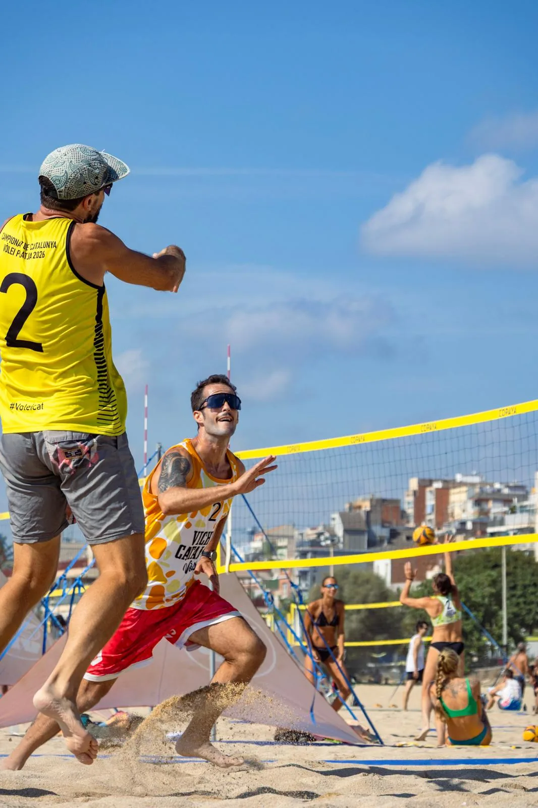 Entrenador acompañando una sesión de vóley playa